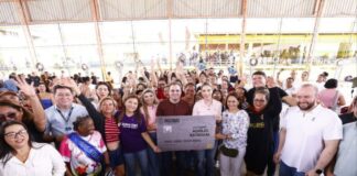 HOMENAGEM/DIA das MÃES: Governador Roberto Cidade entrega 983 cartões do Auxílio Estadual para mulheres DE MANAUS