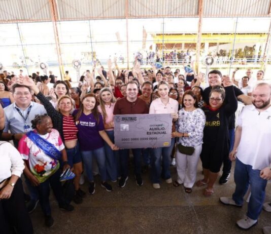 HOMENAGEM/DIA das MÃES: Governador Roberto Cidade entrega 983 cartões do Auxílio Estadual para mulheres DE MANAUS