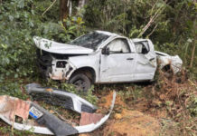 GERAL/ACIDENTE na AM-010 termina com picape destruída e três pessoas feridas