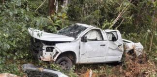 GERAL/ACIDENTE na AM-010 termina com picape destruída e três pessoas feridas