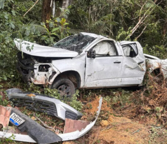 GERAL/ACIDENTE na AM-010 termina com picape destruída e três pessoas feridas