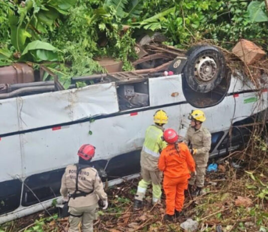 ACIDENTE/Micro-ônibus cai de ribanceira na BR-174 e deixa 17 feridos