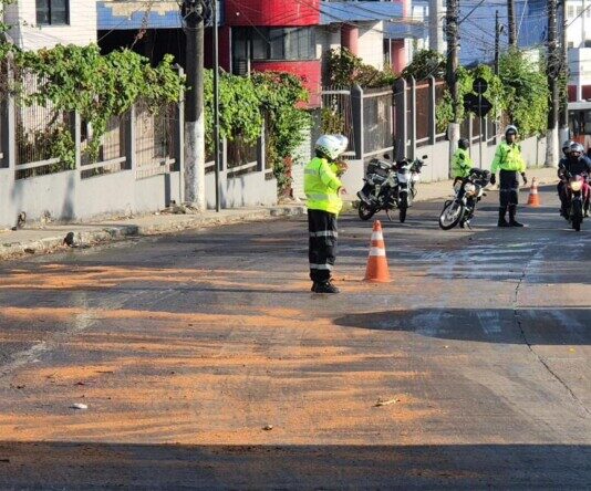 CIDADE/Derramamento de óleo causa acidentes na Rotatória da Suframa, em Manaus