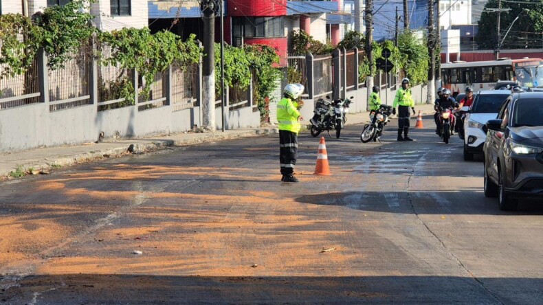 Motociclistas estão entre as principais vítimas, com registros de quedas causadas pela pista escorregadia Foto Reprodução