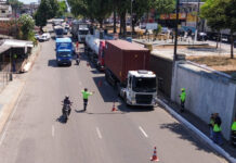 TRANSPORTE/Operação ‘CARGA PESADA’: 34 veículos são autuados e dois removidos no Japiim