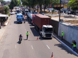 TRANSPORTE/Operação ‘CARGA PESADA’: 34 veículos são autuados e dois removidos no Japiim