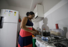 CIDADE/Sem energia e com a água racionada, moradora de residencial no Tarumã-Açu relata o peso da conta de luz sem tarifa social