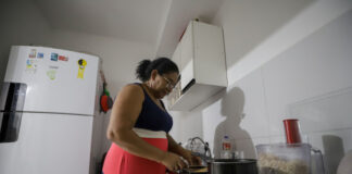 CIDADE/Sem energia e com a água racionada, moradora de residencial no Tarumã-Açu relata o peso da conta de luz sem tarifa social